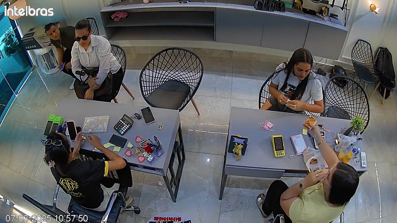 Casal se passa por clientes e assalta joalheria em Brejo do Cruz; crime foi registrado por câmeras de segurança