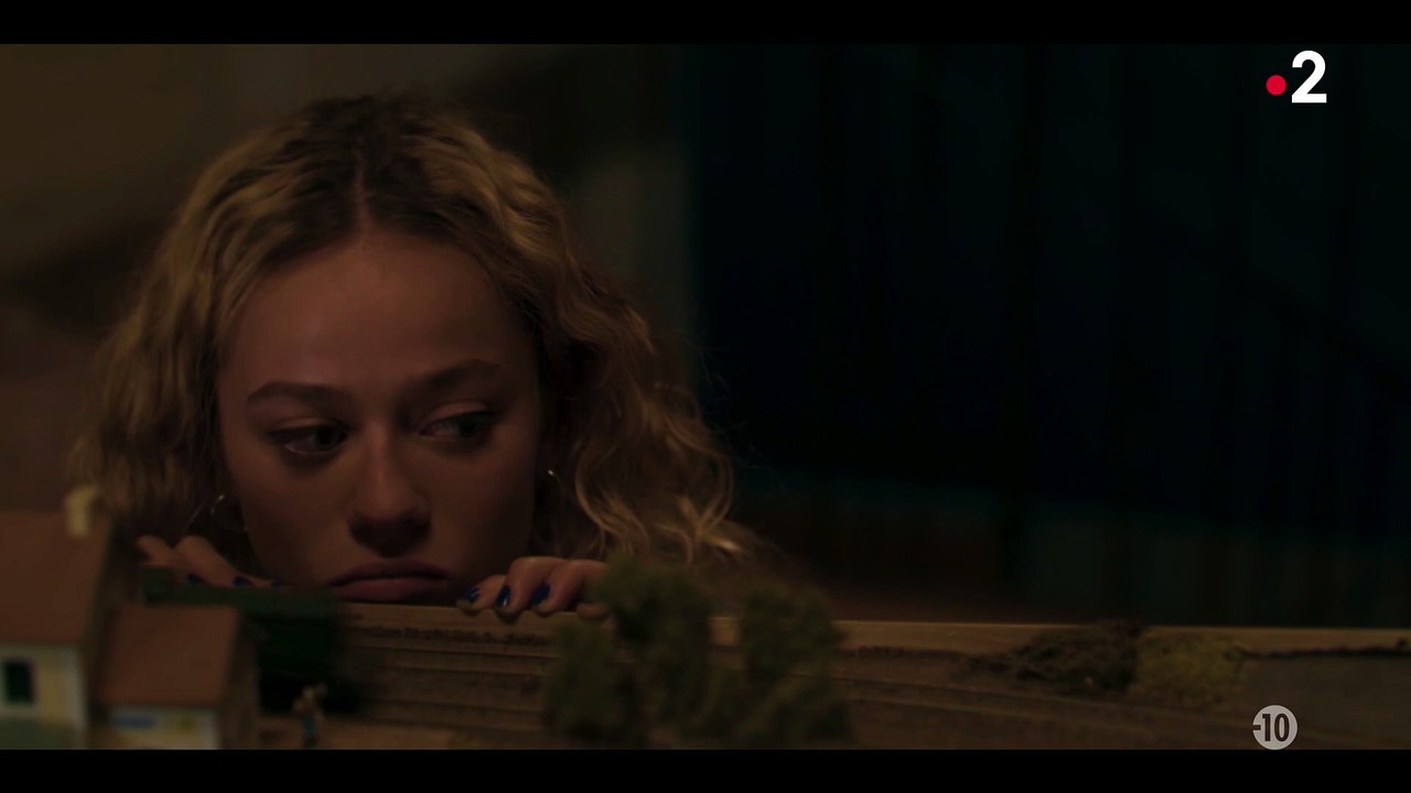 L'intruse | Tess regarde le train