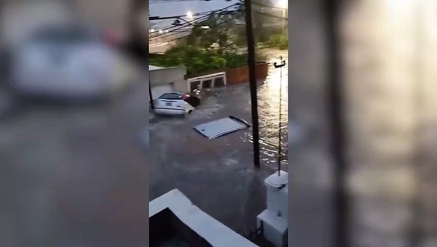 Una mujer que pide socorro en Bahía Blanca por las inundaciones