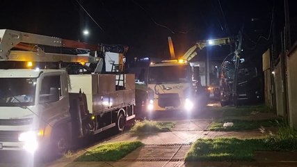 Caminhão atinge poste e deixa moradores do Brasmadeira sem luz