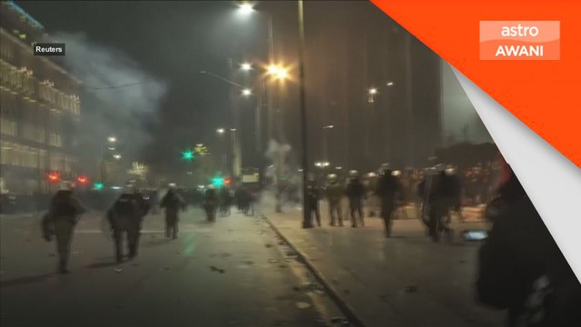 Penunjuk perasaan bertempur dengan polis di Greece