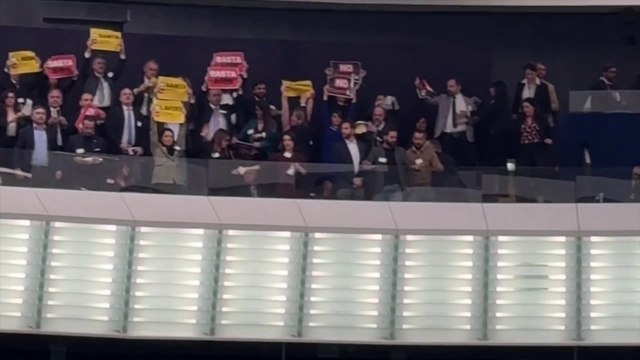 La protesta del M5S al Parlamento Europeo, Conte Basta Armi