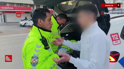 Antalya'da kazayı gören vatandaş trafik polisi rolüne girince ortam gerildi