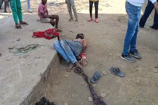 Beaten video viral: साथी के साथ स्कूटी चोरी करने पहुंचे युवक के हाथ-पैर बांधकर लोगों ने पीटा, वीडियो वायरल