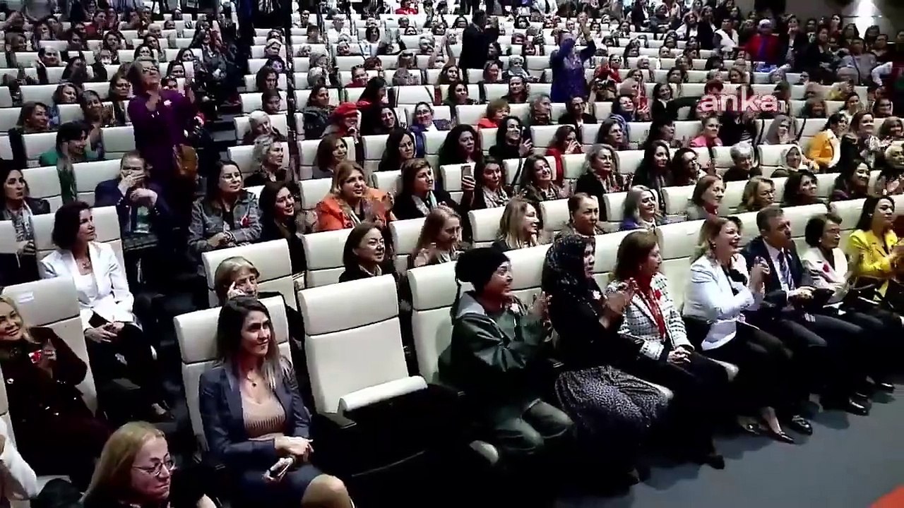 CHP'nin 8 Mart etkinliğinde dikkat çeken anlar!