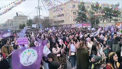 Diyarbakır Emniyet Müdürü'nden DEM Parti'nin 8 Mart mitingine katılan kadınlara karanfil