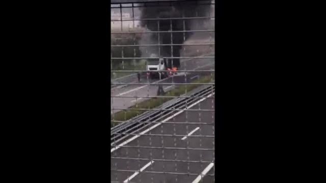 Le fiamme avvolgono il camion sull'autostrada del Mediterraneo