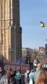 Si arrampica sul Big Ben con la bandiera della Palestina