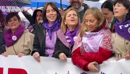 Miles de personas se manifiestan en Madrid con motivo del 8-M pese a la lluvia