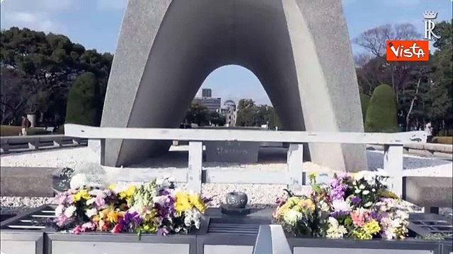 Mattarella depone una corona di fiori al Memoriale della Pace di Hiroshima