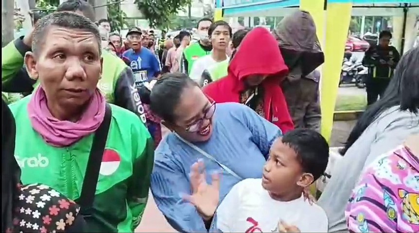 IJTI dan Polresta Sidoarjo berbagi takjil.