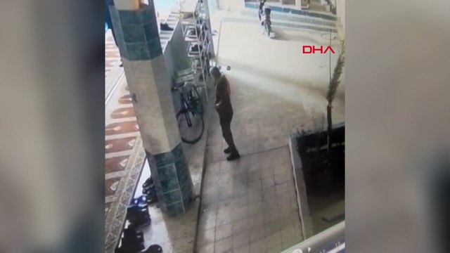 İmamın motosikleti, cami avlusundan çalındı; o anlar kamerada