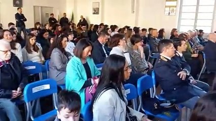 Gli studenti del liceo Pizza di Lodi realizzano una panchina rossa per la Questura