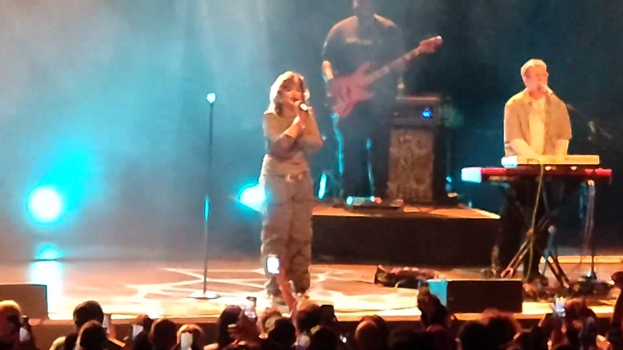 Lola Young: Messy (live 17.02.2025 Berlin, Huxleys Neue Welt)