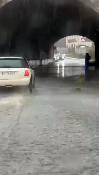 La lluvia y el viento provocan inundaciones de calles y garajes, árboles caídos y corte de electricidad en El Espinar (Segovia)