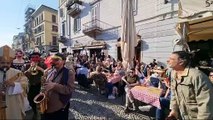 Milano, impazza il Carnevale Ambrosiano: musica, danze e maschere sui Navigli