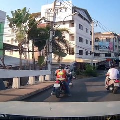 เห็นแล้วใจฟู พี่ จยย. ช่วยลุงเข็นวีลแชร์ข้ามสะพาน