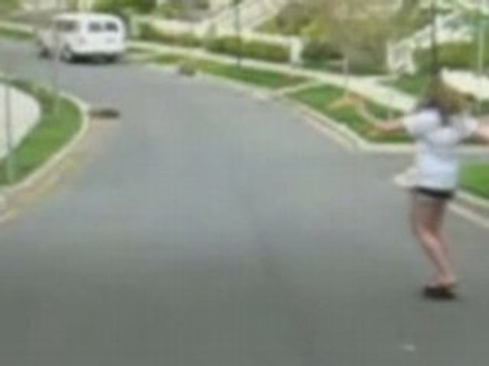 LesCretins.com - Fille + Skate = Chute