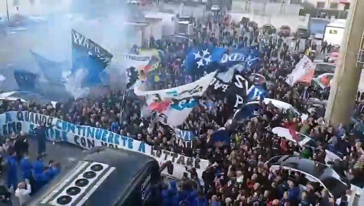 Pisa, il saluto dei tifosi alla squadra prima della sfida con lo Spezia