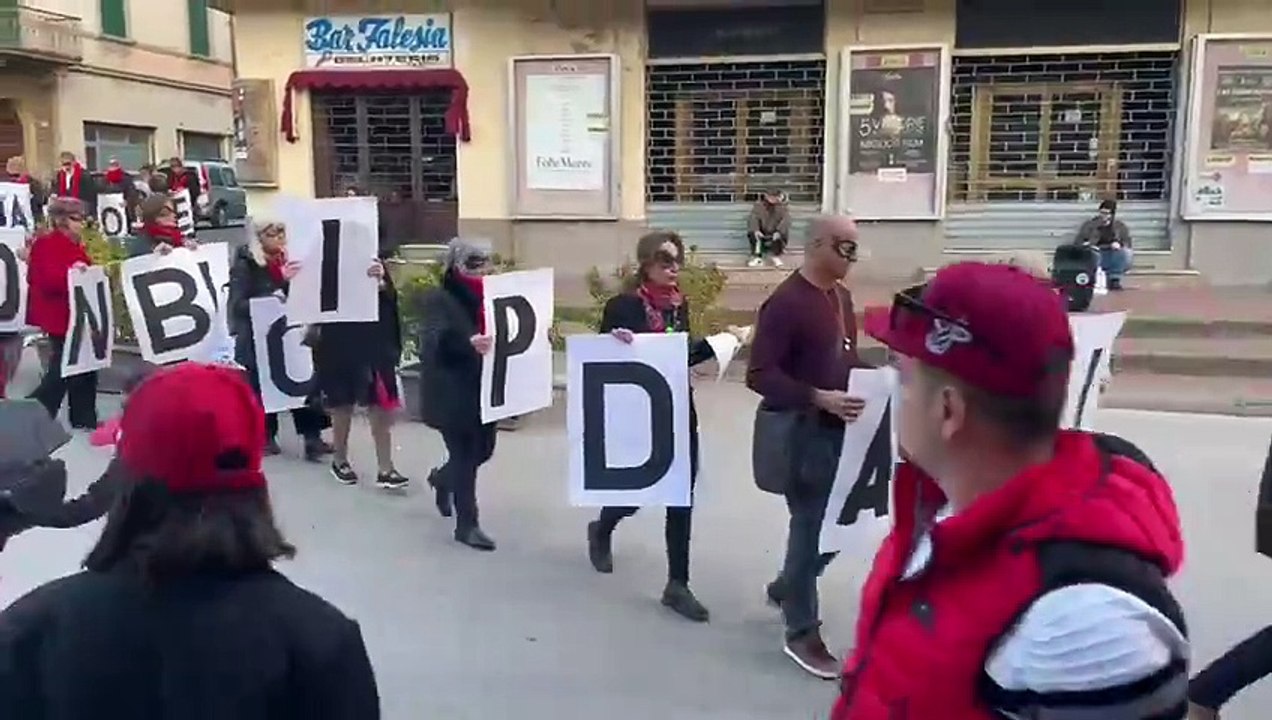 Flash mob in piazza dei comitati: rigassificatore via da Piombino nel 2026