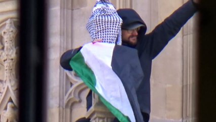 رجل يتسلق برج بيغ بن في لندن رافعا العلم الفلسطيني