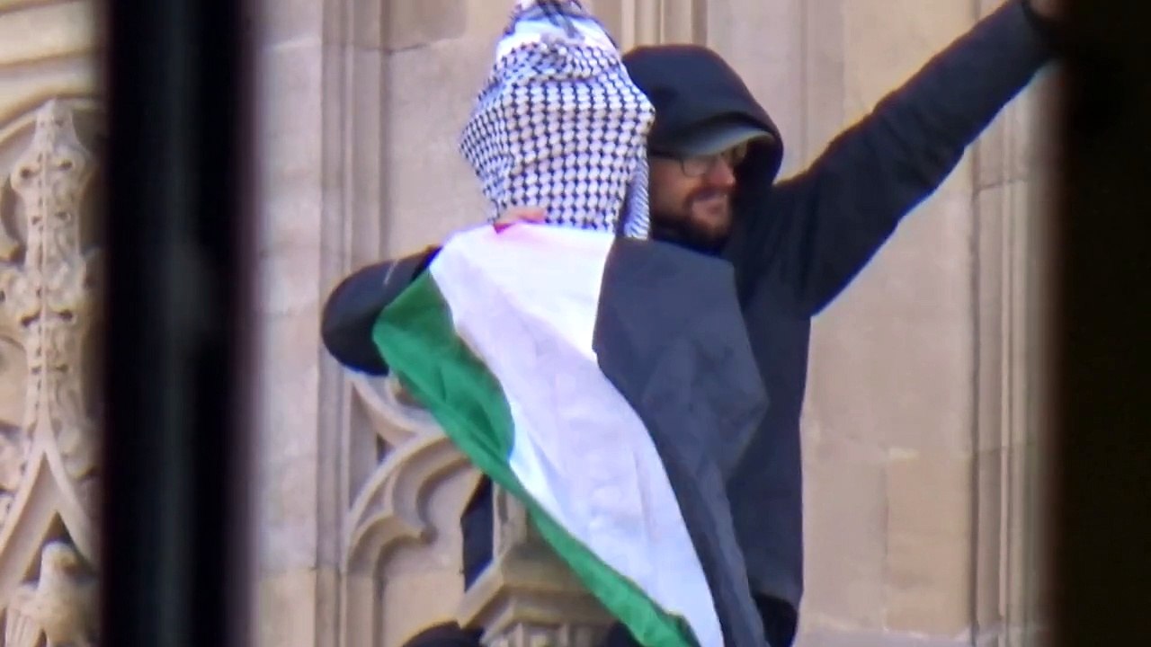 رجل يتسلق برج بيغ بن في لندن رافعا العلم الفلسطيني
