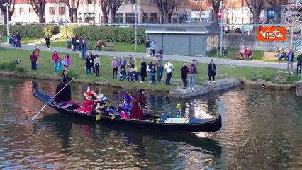 In Gondola in Darsena a Milano per il Carnevale
