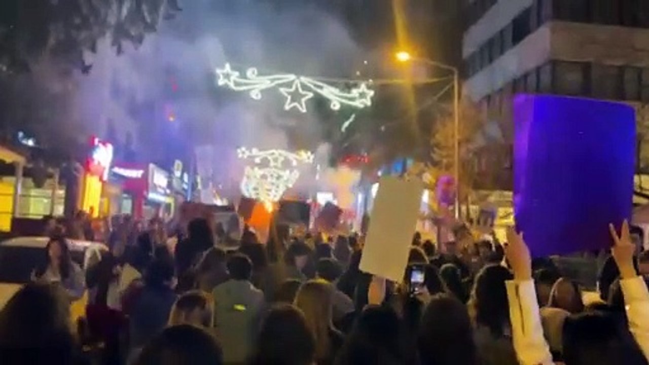Kadınlar, 8 Mart'ta Ankara Meşrutiyet Caddesi'nde yürüdü