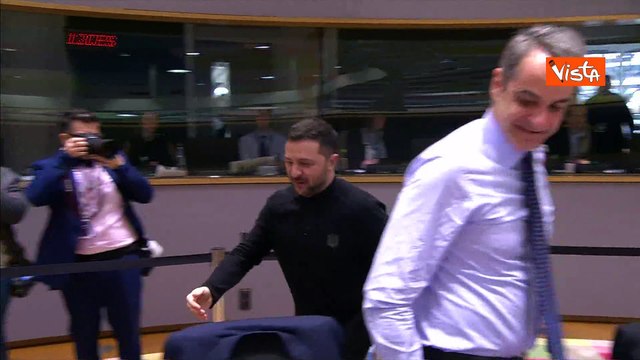 Zelensky al Consiglio Ue, il saluto a Giorgia Meloni con bacio e stretta di mano