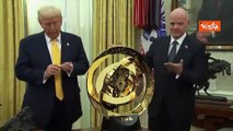 Infatino (Fifa) alla Casa Bianca svela a Donald Trump il trofeo del Mondiale per Club 2025