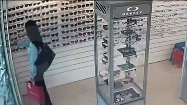 Jovem é flagrada furtando pulseira de prata em relojoaria no centro de Cascavel
