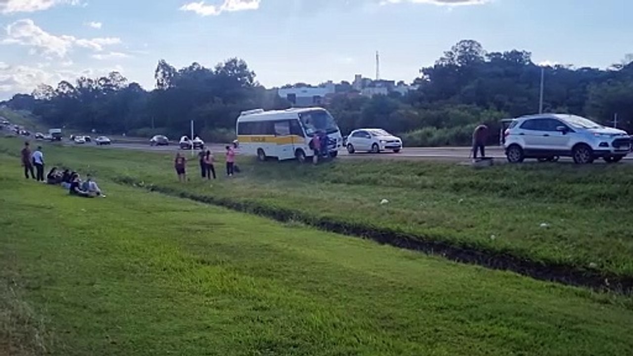 Ônibus e carro são danificados após atingirem peças soltas na BR-277, em Cascavel