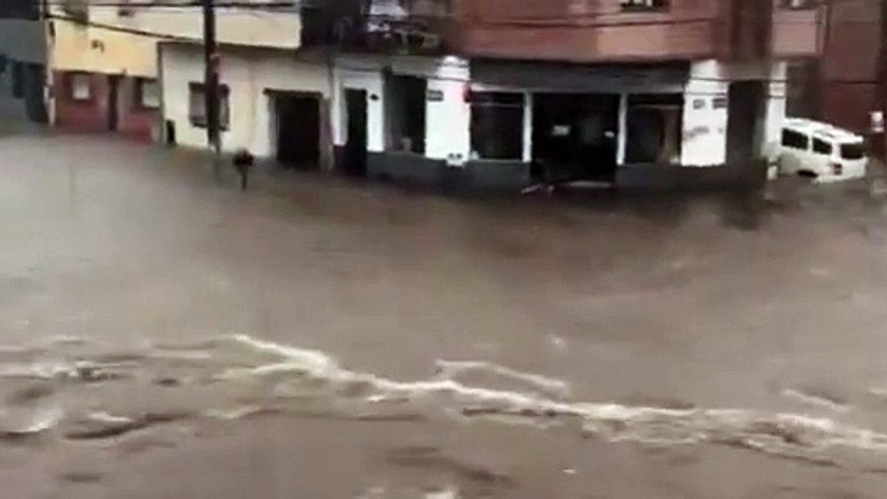 Evacuados y calles inundadas en Tucumán por un fuerte temporal