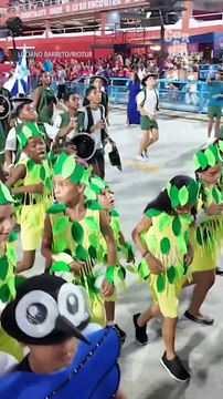 Fofura na Sapucaí: escolas de samba mirins desfilam no fechamento do carnaval #shorts