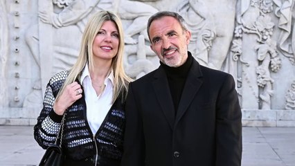 GALA VIDEO - Main dans la main avec sa femme Tina Grigoriou, Nikos Aliagas ne passe pas inaperçu à la Fashion Week de Paris