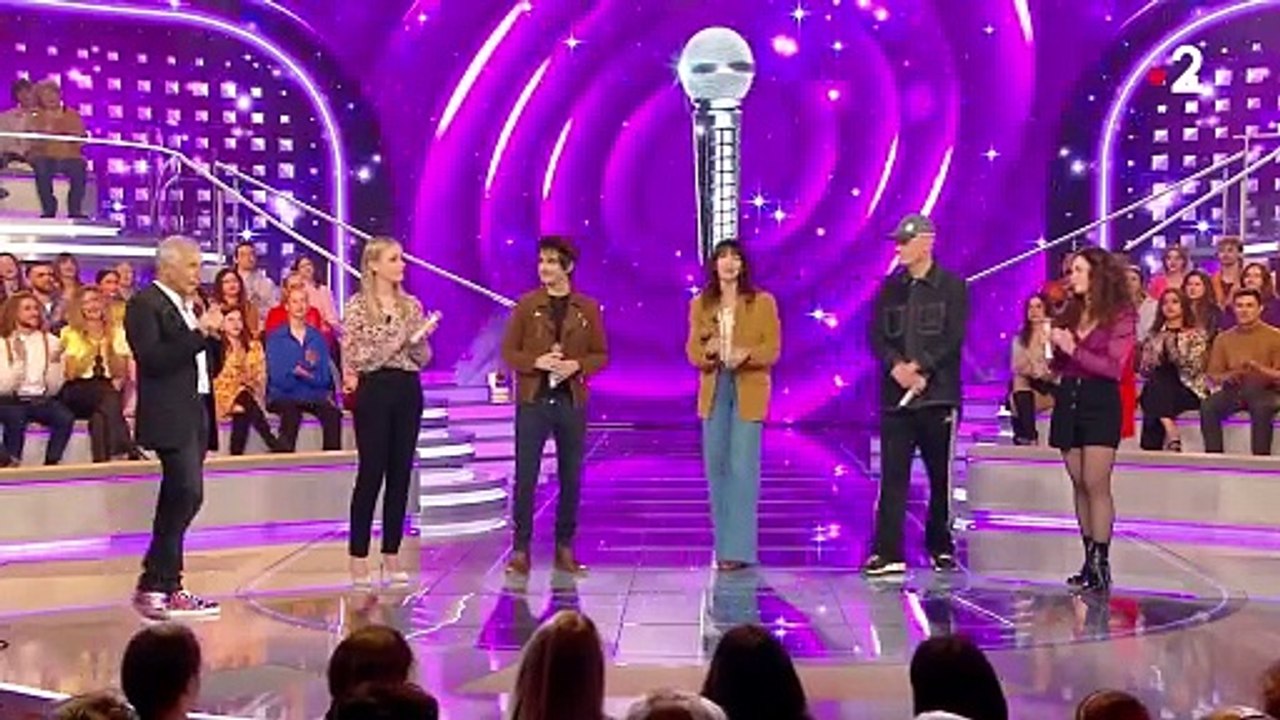 VOICI - "Une soirée qu'on a passée ensemble : Nagui raconte une drôle d'anecdote avec Gaëtan Roussel dans N'oubliez pas les paroles