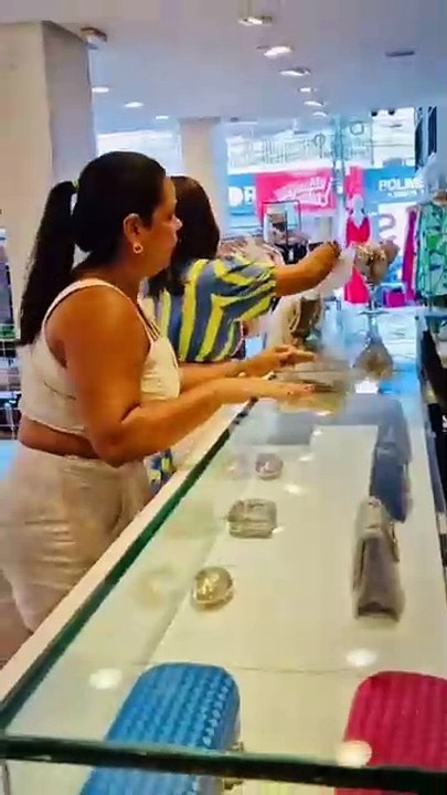 Mãe se revolta após filho de 4 anos ser impedido de usar banheiro em loja de Simões Filho: 'Defecou na roupa'