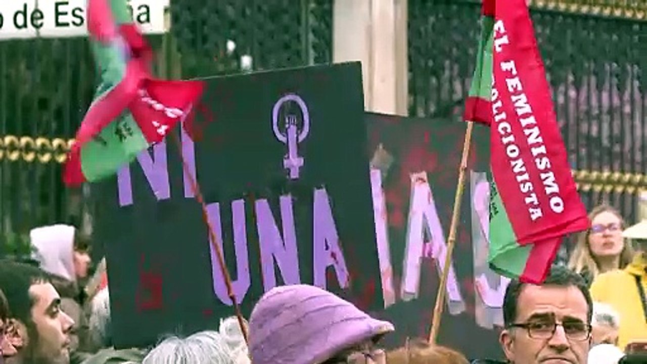 Miles de mujeres sortean el temporal y salen a las calles españolas gritando bajo la lluvia