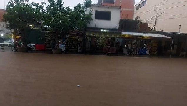“Esto parece un río”: Intensa lluvia inunda varias calles y zonas de Yacuiba