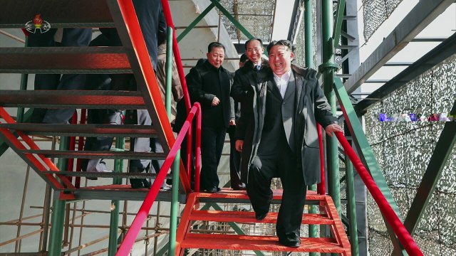 Estimado camarada Kim Jong Un averigua no terreno construção de navios de guerra nos principais estaleiros e apresenta orientação estratégica para desenvolvimento vertiginoso da indústria naval