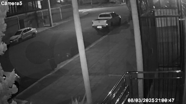 Câmera flagra Vectra atingindo carros estacionados no bairro Cancelli