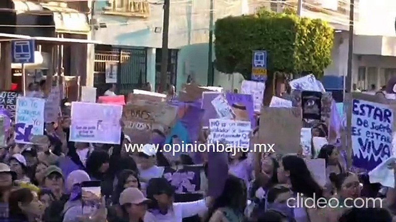 Marchan feministas en #Irapuato; vandalizan exterior de Palacio Municipal
