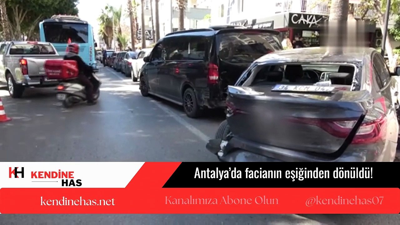 Antalya'da Halk Otobüsü Park Halindeki 4 Araca Çarptı: Ortalık Savaş Alanına Döndü