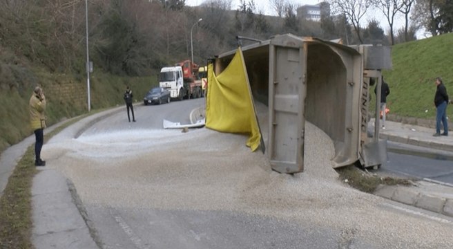 Kadıköy’de mıcır yüklü hafriyat kamyonu devrildi