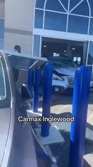 Con il Suv sfonda la vetrina ed entra nel concessionario