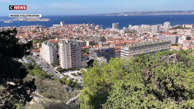 Marseille : Un adolescent de 15 ans est mort après avoir été poignardé à la gorge , en pleine journée, pour un mauvais regard