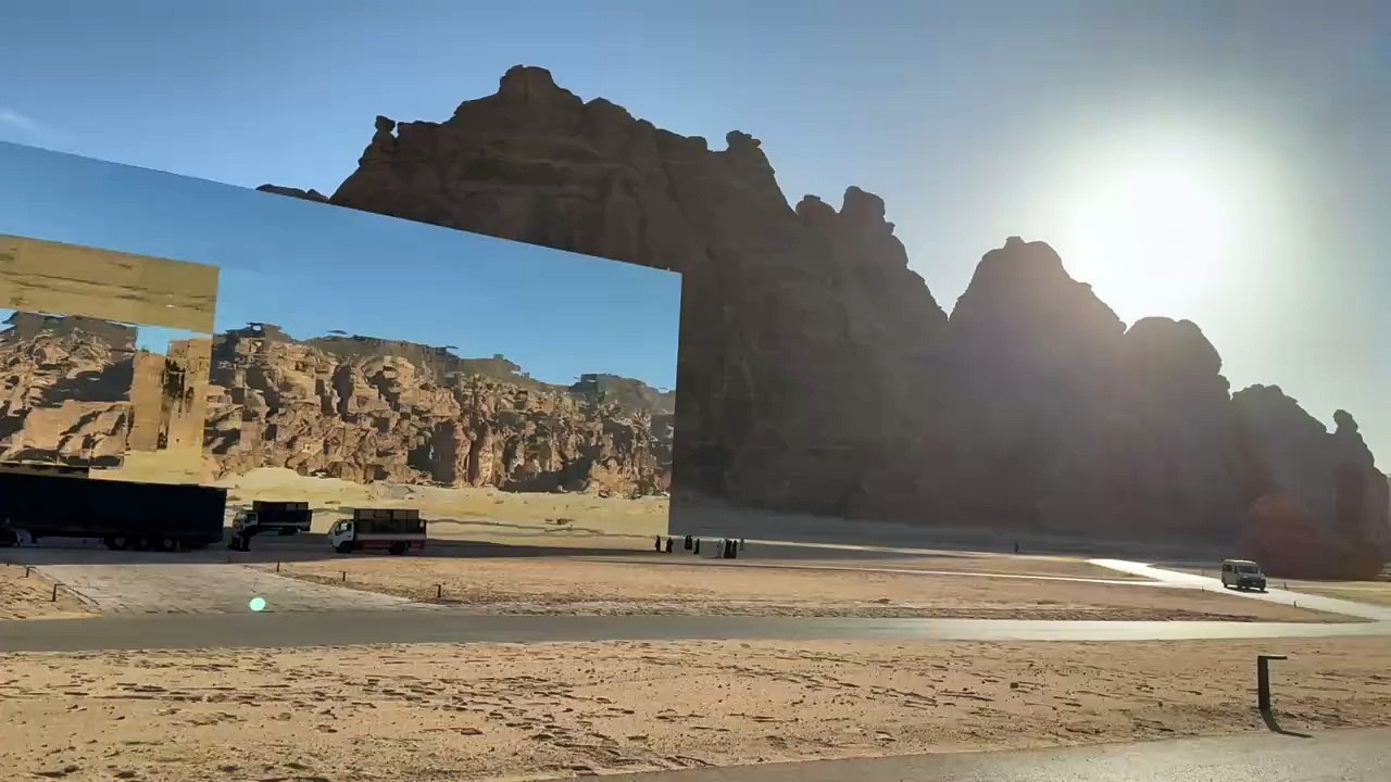 Maraya（360度鏡張りの建物）