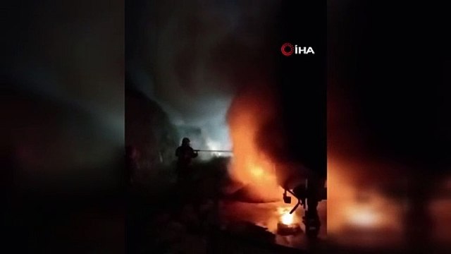 Tırın alev alev yanan lastikleri itfaiye ekiplerince söndürüldü