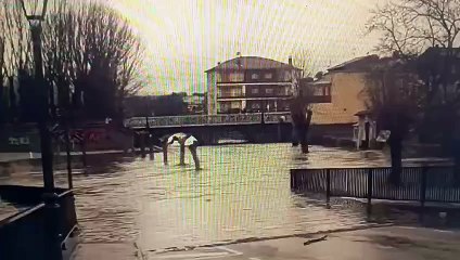 Así se ha desbordado el río Alberche a su paso por un pueblo de Ávila