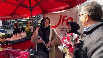 Vali Özarslan ve eşinden emekçi kadınlara çiçek takdimi